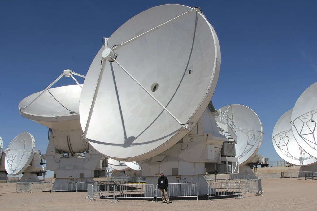 Holger ved nogle af ALMA's antenner